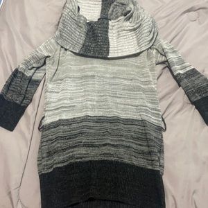 Medium cowl neck 3/4 sleeve sweater